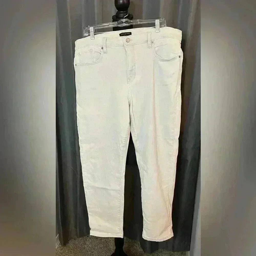 156. Banana Republic Super Light Wash Women’s Jeans, Size 16